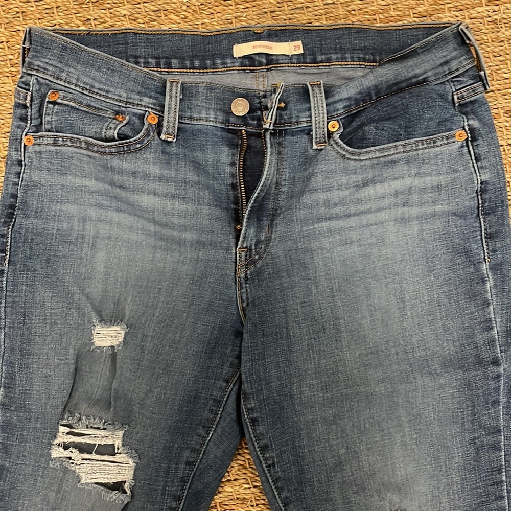 Levi’s women boyfriend jean, ripped detailing size 29 - Picture 2 of 6